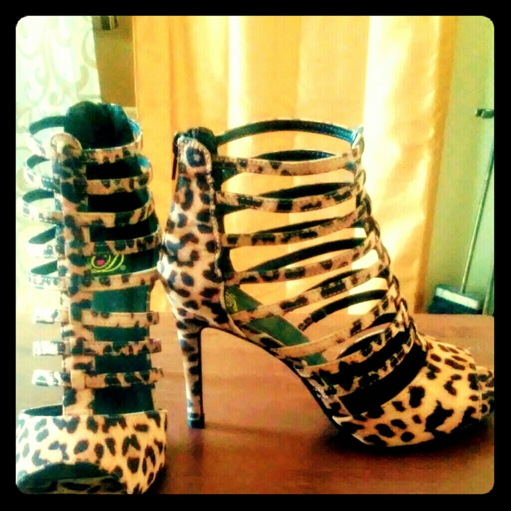 Leopard stiletto heels